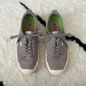 Cariuma Oca Low Grey Canvas Sneakers